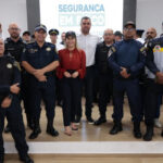Daniela entre agentes e autoridades na entrega de armamento da Guarda Civil Municipal