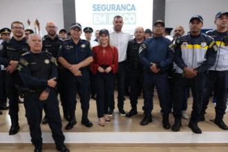 Daniela entre agentes e autoridades na entrega de armamento da Guarda Civil Municipal