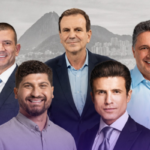 O primeiro encontro entre os candidatos ao governo do estado do Rio nas eleições de 2026 está marcado para este domingo (9), às 20h. O debate terá cobertura especial do TEMPO REAL e marcará também a estreia do portal na cobertura de uma eleição estadual. Em 2024, o TEMPO REAL acompanhou pela primeira vez uma eleição, com a cobertura da disputa pela Prefeitura do Rio. O debate será realizado na Casa Firjan, em Botafogo, na Zona Sul do Rio, com transmissão ao vivo pela Band, na TV aberta, pela BandNews FM Rio (90.3 FM) e pelo YouTube do TEMPO REAL. Os candidatos confirmados são André Marinho (Novo), Anthony Garotinho (Republicanos), Douglas Ruas (PL), Eduardo Paes (PSD) e Willian Siri (PSOL).