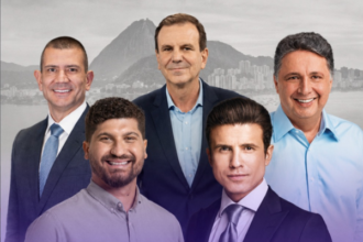 O primeiro encontro entre os candidatos ao governo do estado do Rio nas eleições de 2026 está marcado para este domingo (9), às 20h. O debate terá cobertura especial do TEMPO REAL e marcará também a estreia do portal na cobertura de uma eleição estadual. Em 2024, o TEMPO REAL acompanhou pela primeira vez uma eleição, com a cobertura da disputa pela Prefeitura do Rio. O debate será realizado na Casa Firjan, em Botafogo, na Zona Sul do Rio, com transmissão ao vivo pela Band, na TV aberta, pela BandNews FM Rio (90.3 FM) e pelo YouTube do TEMPO REAL. Os candidatos confirmados são André Marinho (Novo), Anthony Garotinho (Republicanos), Douglas Ruas (PL), Eduardo Paes (PSD) e Willian Siri (PSOL).