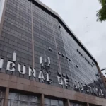 Fachada do Tribunal de Justiça do Rio de Janeiro, com o nome da instituição em destaque na entrada do edifício.