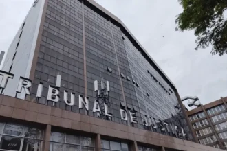 Fachada do Tribunal de Justiça do Rio de Janeiro, com o nome da instituição em destaque na entrada do edifício.