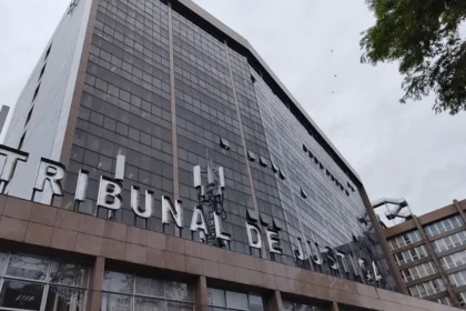 Fachada do Tribunal de Justiça do Rio de Janeiro, com o nome da instituição em destaque na entrada do edifício.