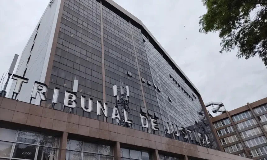 Fachada do Tribunal de Justiça do Rio de Janeiro, com o nome da instituição em destaque na entrada do edifício.