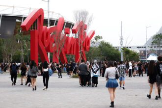 Público circula diante da escultura vermelha do Rock in Rio na Cidade do Rock.