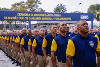 Guardas municipais perfilados durante a cerimônia de ingresso da terceira turma da Força Municipal do Rio.