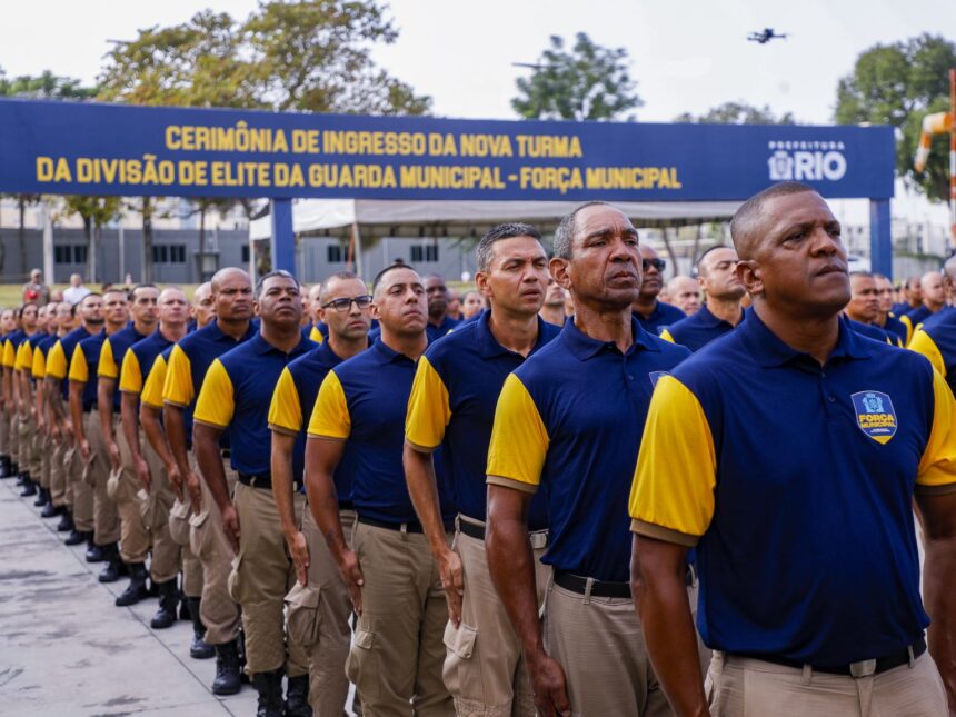 Guardas municipais perfilados durante a cerimônia de ingresso da terceira turma da Força Municipal do Rio.