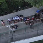 Imagem aérea mostra grupo de pessoas reunido ao lado de uma quadra no Complexo da Penha.