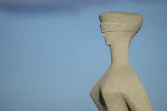 Detalhe da escultura “A Justiça”, com os olhos vendados, em frente ao Supremo Tribunal Federal, em Brasília.