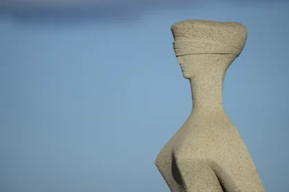 Detalhe da escultura “A Justiça”, com os olhos vendados, em frente ao Supremo Tribunal Federal, em Brasília.