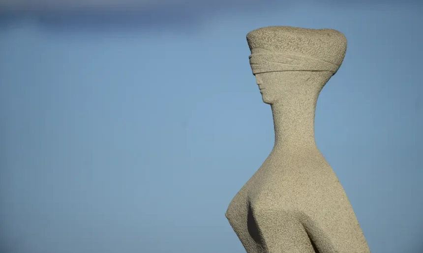 Detalhe da escultura “A Justiça”, com os olhos vendados, em frente ao Supremo Tribunal Federal, em Brasília.