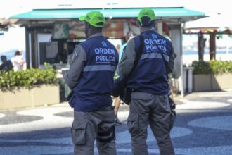 Agentes do Tolerância Zero na orla da praia