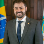 Vinícius Cozzolino posando em foto como deputado