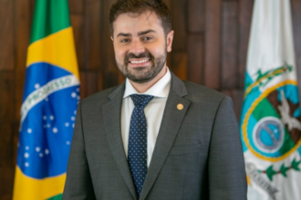 Vinícius Cozzolino posando em foto como deputado