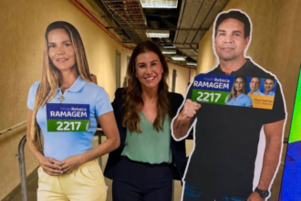 PL leva ‘Ramagens de papelão’ a ato de Flávio Bolsonaro e Douglas Ruas no Maracanãzinho