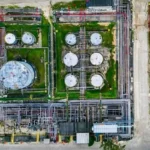 Vista aérea de instalações da Refinaria de Manguinhos, no Rio, com tanques de armazenamento e tubulações.