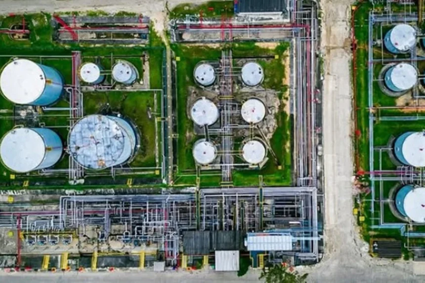 Vista aérea de instalações da Refinaria de Manguinhos, no Rio, com tanques de armazenamento e tubulações.
