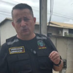 Vereador Sandrinho do Som usando colete preto durante gravação em uma rua.