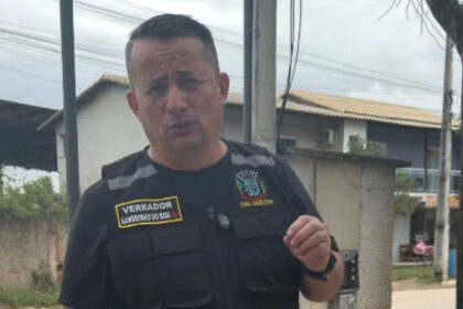 Vereador Sandrinho do Som usando colete preto durante gravação em uma rua.