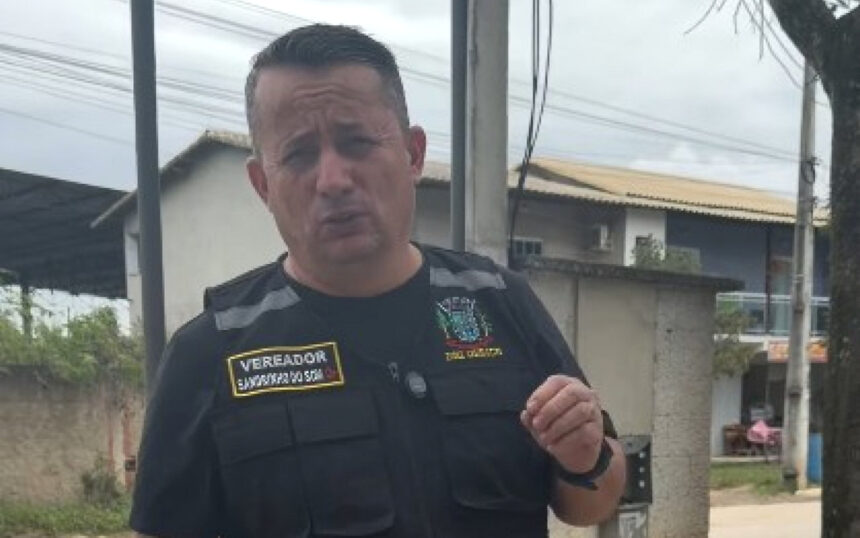 Vereador Sandrinho do Som usando colete preto durante gravação em uma rua.