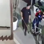 Câmera de segurança registra homem com um objeto comprido na mão próximo a entregadores e a uma bicicleta em Copacabana.