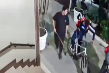 Câmera de segurança registra homem com um objeto comprido na mão próximo a entregadores e a uma bicicleta em Copacabana.