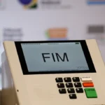 Urna eletrônica exibe a palavra “FIM” na tela após o encerramento de uma votação.