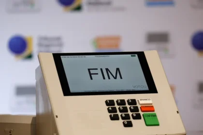 Urna eletrônica exibe a palavra “FIM” na tela após o encerramento de uma votação.