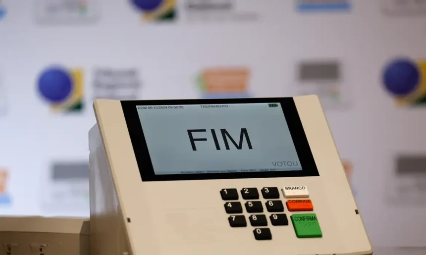 Urna eletrônica exibe a palavra “FIM” na tela após o encerramento de uma votação.