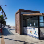 Posto do BPTur instalado no calçadão da orla dos Cavaleiros, em Macaé, próximo à praia e à ciclovia.