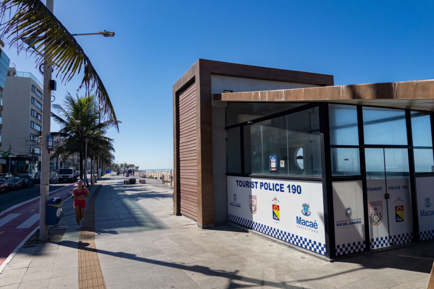 Posto do BPTur instalado no calçadão da orla dos Cavaleiros, em Macaé, próximo à praia e à ciclovia.