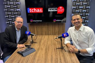 Eduardo Tchao e Douglas Ruas durante a gravação do décimo episódio do Boletim Cast.