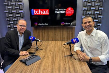 Eduardo Tchao e Douglas Ruas durante a gravação do décimo episódio do Boletim Cast.
