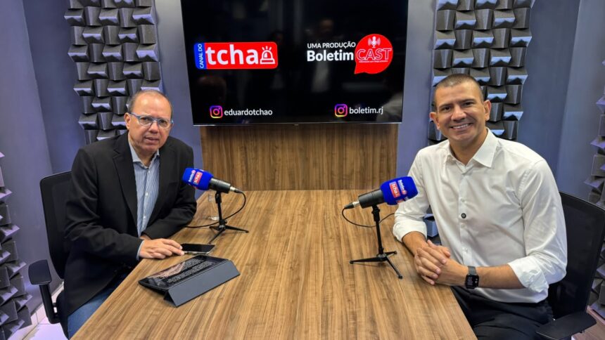Eduardo Tchao e Douglas Ruas durante a gravação do décimo episódio do Boletim Cast.