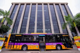 Novo ônibus do Sistema RIO, nas cores laranja e roxa, com piso baixo e rampa de acessibilidade aberta diante do Centro Administrativo São Sebastião.