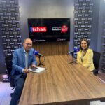 Eduardo Tchao e Juliana Benício durante entrevista no estúdio do Boletim Cast.