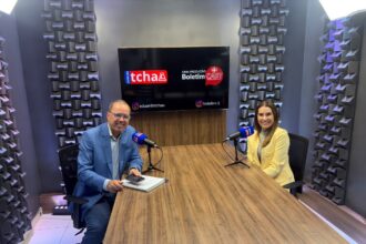 Eduardo Tchao e Juliana Benício durante entrevista no estúdio do Boletim Cast.
