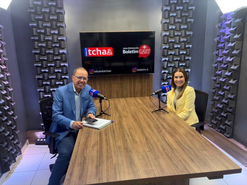 Eduardo Tchao e Juliana Benício durante entrevista no estúdio do Boletim Cast.