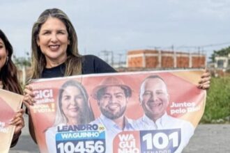 Gigi Castilho aparece em material de campanha ao lado de Leandro do Waguinho e Waguinho