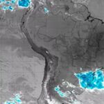 Imagem de satélite mostra áreas de instabilidade sobre o Sul do Brasil e o avanço de nuvens em direção ao Sudeste.