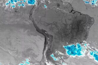 Imagem de satélite mostra áreas de instabilidade sobre o Sul do Brasil e o avanço de nuvens em direção ao Sudeste.