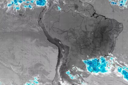 Imagem de satélite mostra áreas de instabilidade sobre o Sul do Brasil e o avanço de nuvens em direção ao Sudeste.