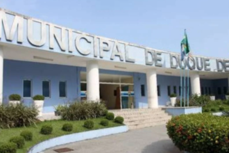 VAR não foi suficiente: após ordem do TCE para anular contrato de mais de R$ 100 milhões, Duque de Caxias renova outro vínculo milionário com a mesma empresa