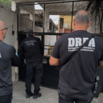 Agentes da Polícia Civil durante o cumprimento de mandado em um imóvel de Campo Grande, na Zona Oeste do Rio.