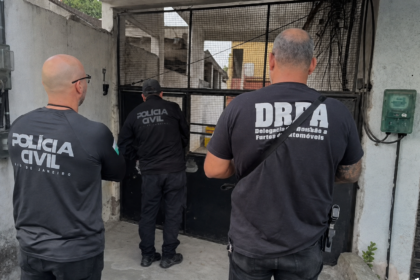 Agentes da Polícia Civil durante o cumprimento de mandado em um imóvel de Campo Grande, na Zona Oeste do Rio.