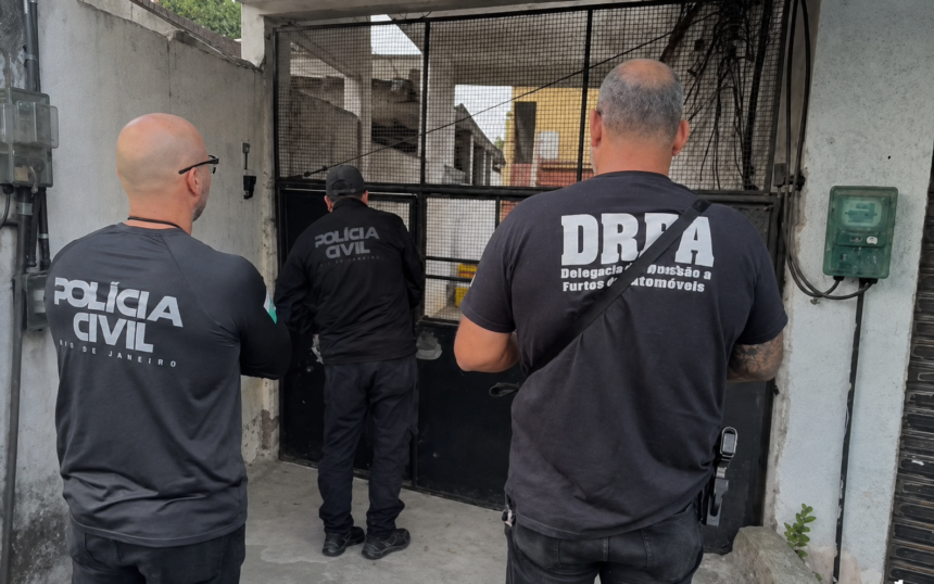 Agentes da Polícia Civil durante o cumprimento de mandado em um imóvel de Campo Grande, na Zona Oeste do Rio.
