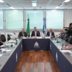 Deputados participam de reunião da Comissão de Constituição e Justiça da Alerj.