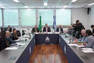 Deputados participam de reunião da Comissão de Constituição e Justiça da Alerj.