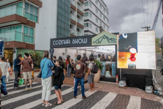 Público acompanha atividade no espaço Cozinha Show durante o Festival de Cultura e Gastronomia de Macaé.