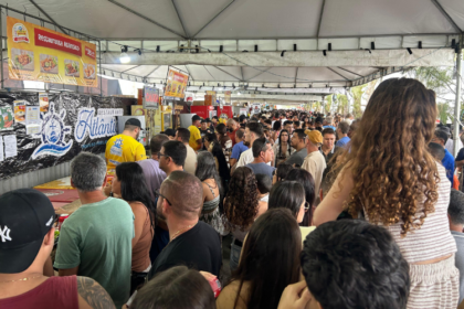 Público ocupa a estrutura do 14º Festival de Petiscos na orla de Farol de São Tomé, em Campos dos Goytacazes.